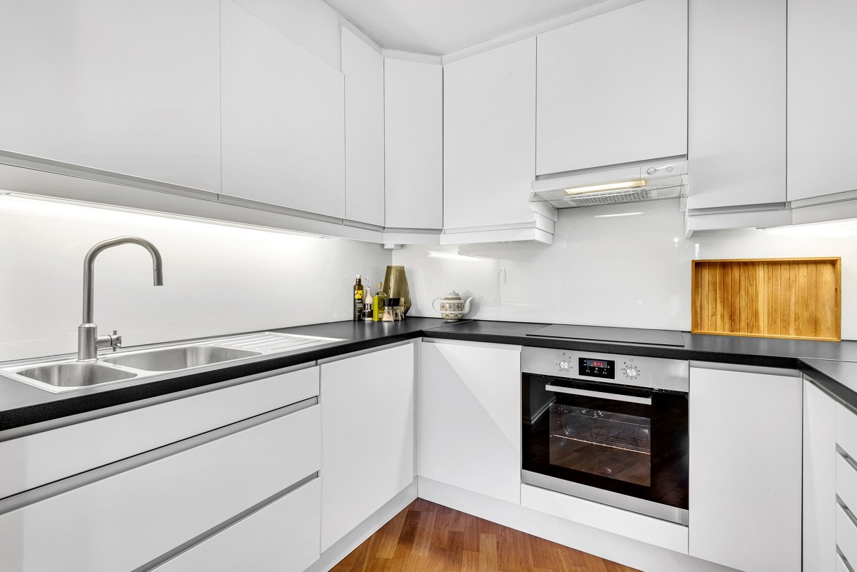 Mye benkeplass gjør det til en ekstra serveringssone ved store familie- og vennemiddager Galleribilde