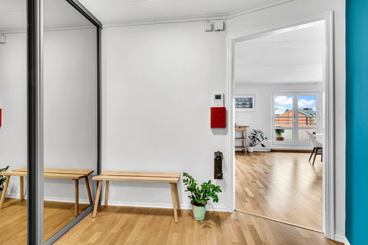Fra entrèen oppleves leiligheten umiddelbart som lys og åpen og svært tiltalende Galleribilde