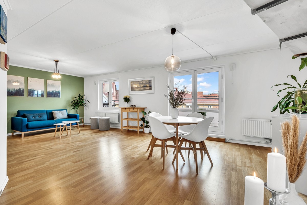 Stor lekker stue med mye lys Galleribilde