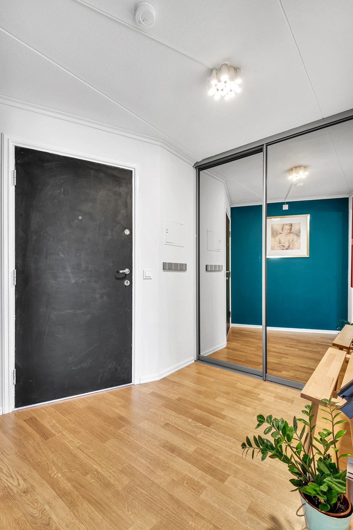 Entre med stor speil skyvedørsgaderobe Galleribilde