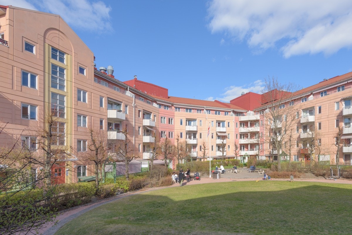 Hyggelig og pent opparbeidet fellesområde med plen, prydbusker, sittegrupper, lekeplass og egen luftegård for hund Galleribilde