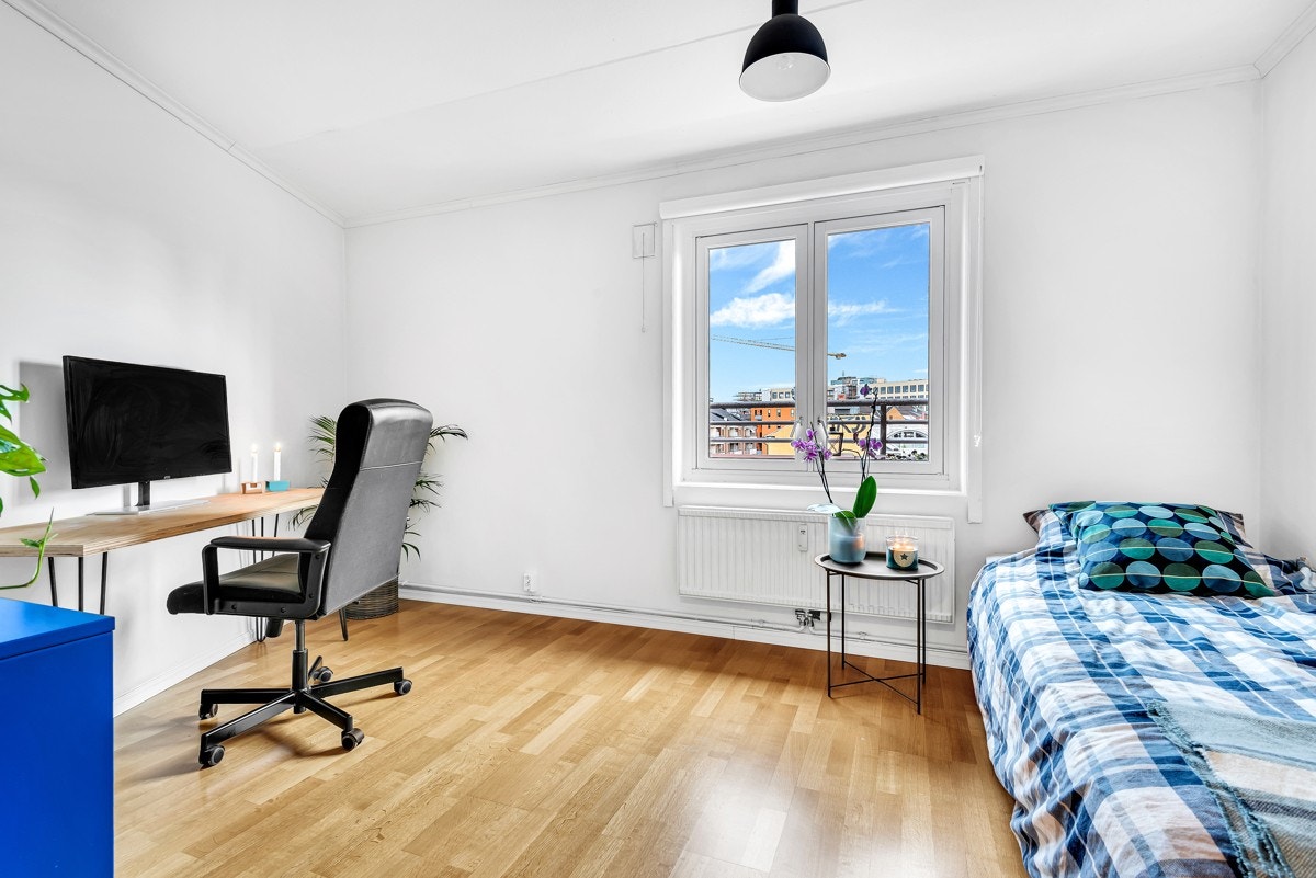 Soverom nr to er romslig og har utsyn over byen Galleribilde