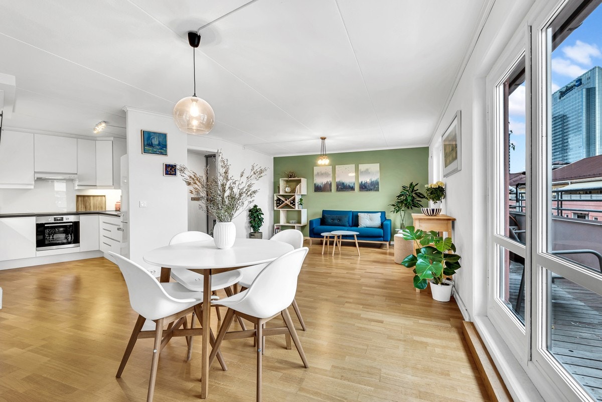 Stuen er stor nok til sone møblering og plass til hyggelig spisebord Galleribilde