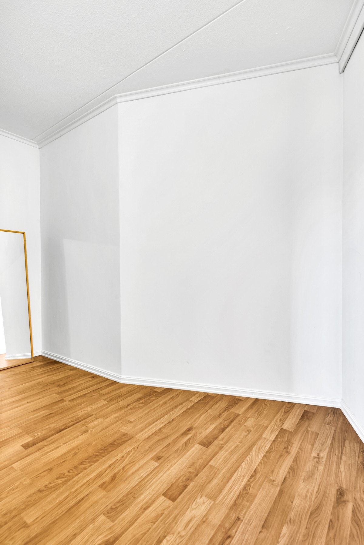 Fra hovedsoverommet er det tilkomst direkte til bod / walk in closet Galleribilde