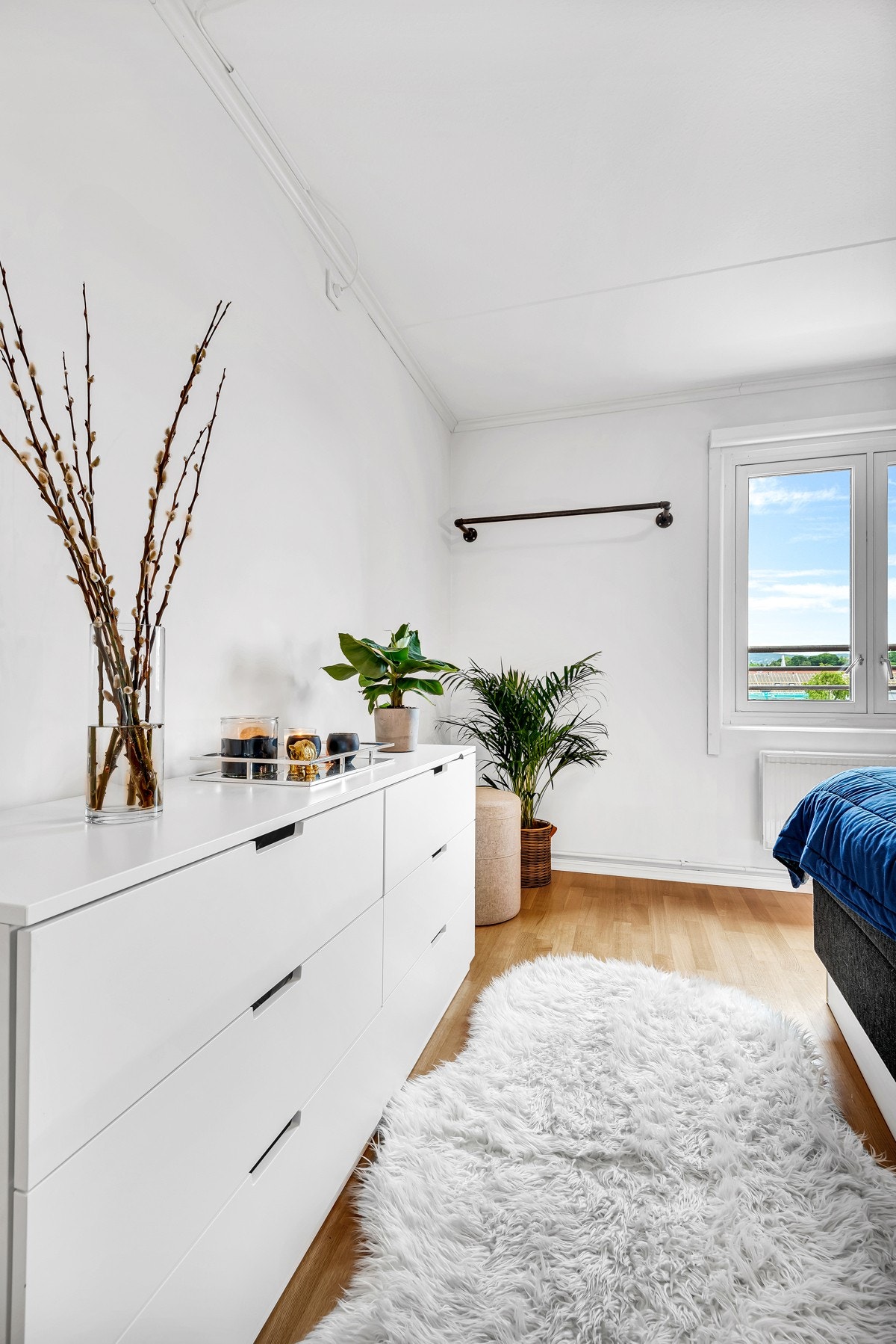 Soverommet har god plass til oppbevaringsmøbler Galleribilde