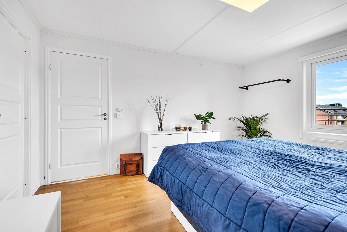 Fra soverommet er det utsyn over byen uten gjenboere Galleribilde