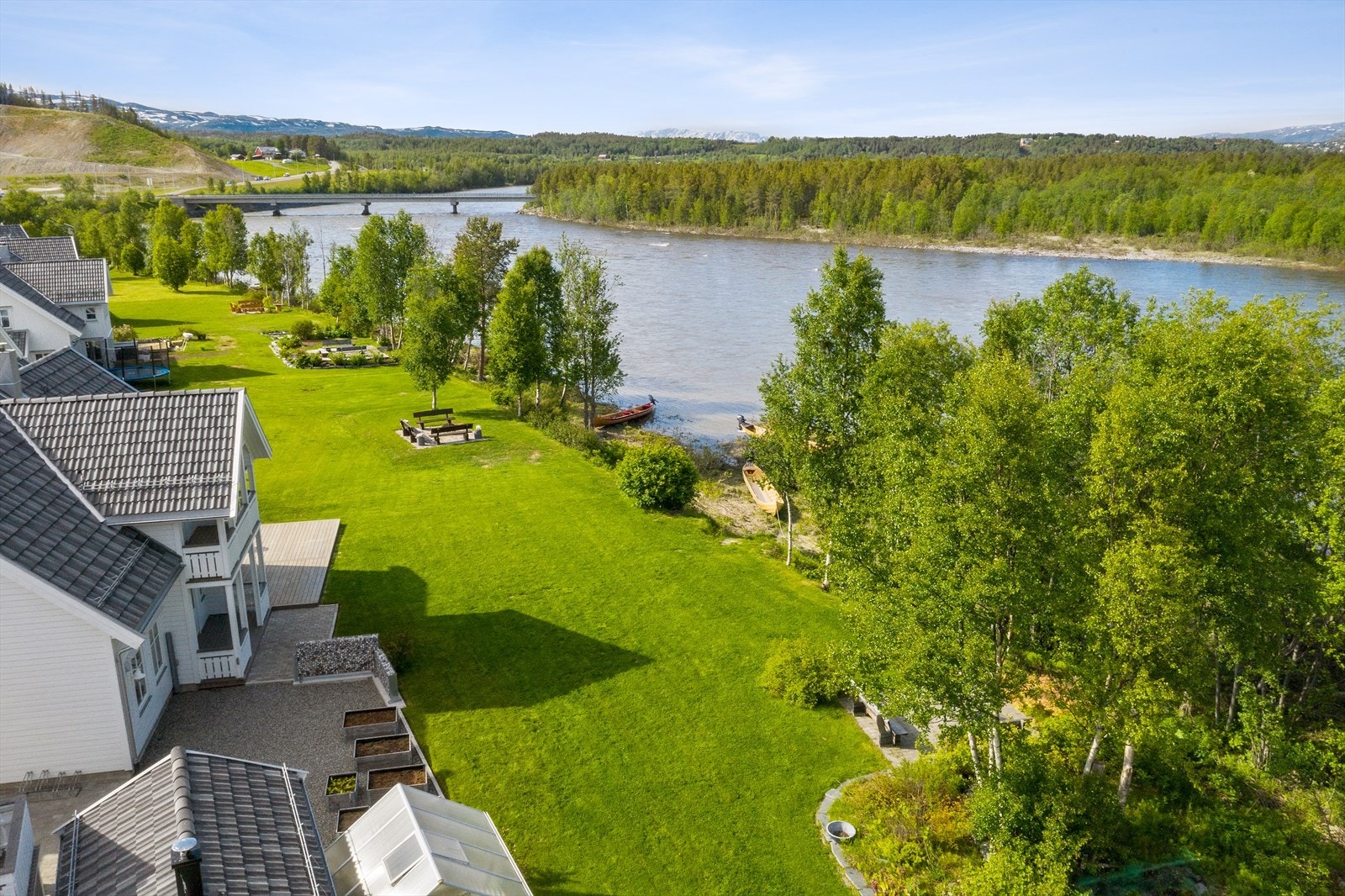 Elvebåten parkeres i hagen Galleribilde