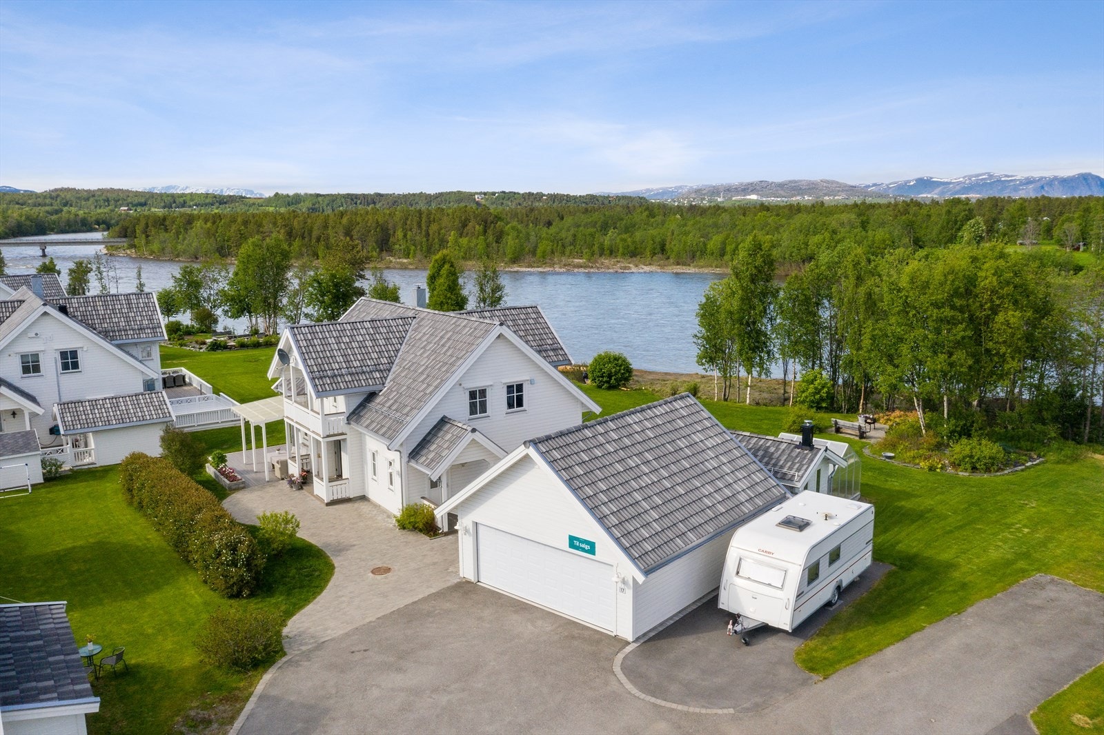 Boligen ligger helt fantastisk til. Altaelva i bakgrunnen Galleribilde