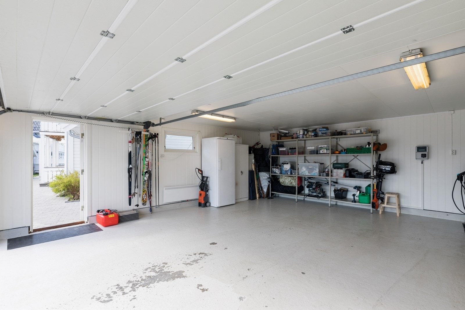 Romslig garasje - isolert Galleribilde