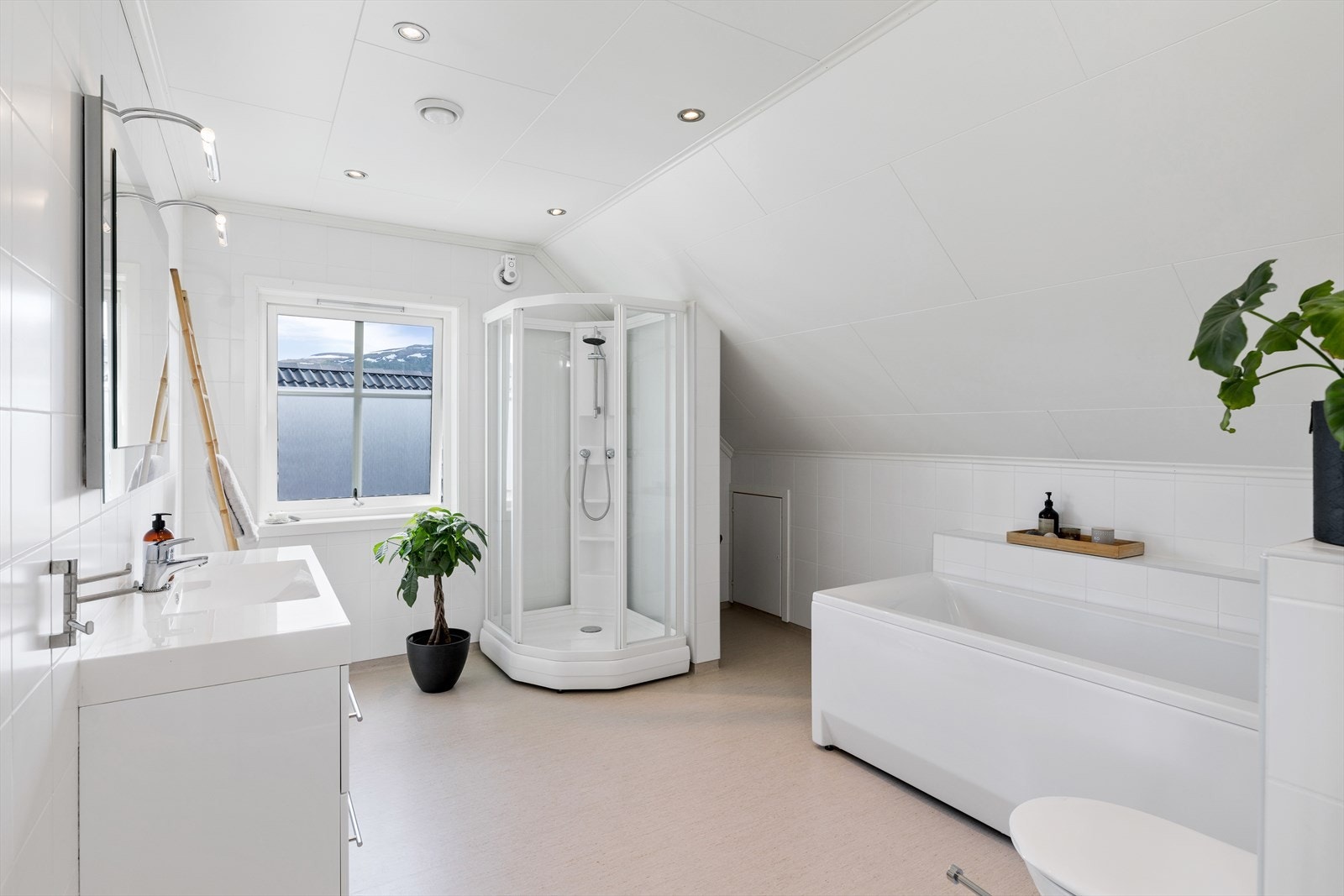 Dusj og badekar på badet i 2. etasje Galleribilde