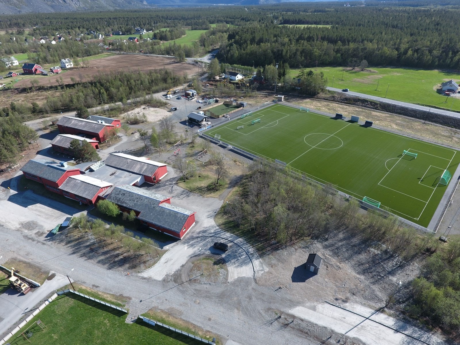 Øvre Alta skole og idrettsanlegg et par hundre meter fra boligen Galleribilde