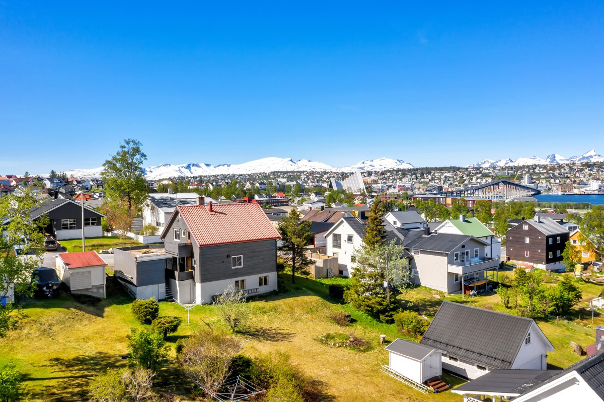 Fra Åsvegen 14 A har du flott utsikt mot Tromsøya og innseilingen til Tromsø