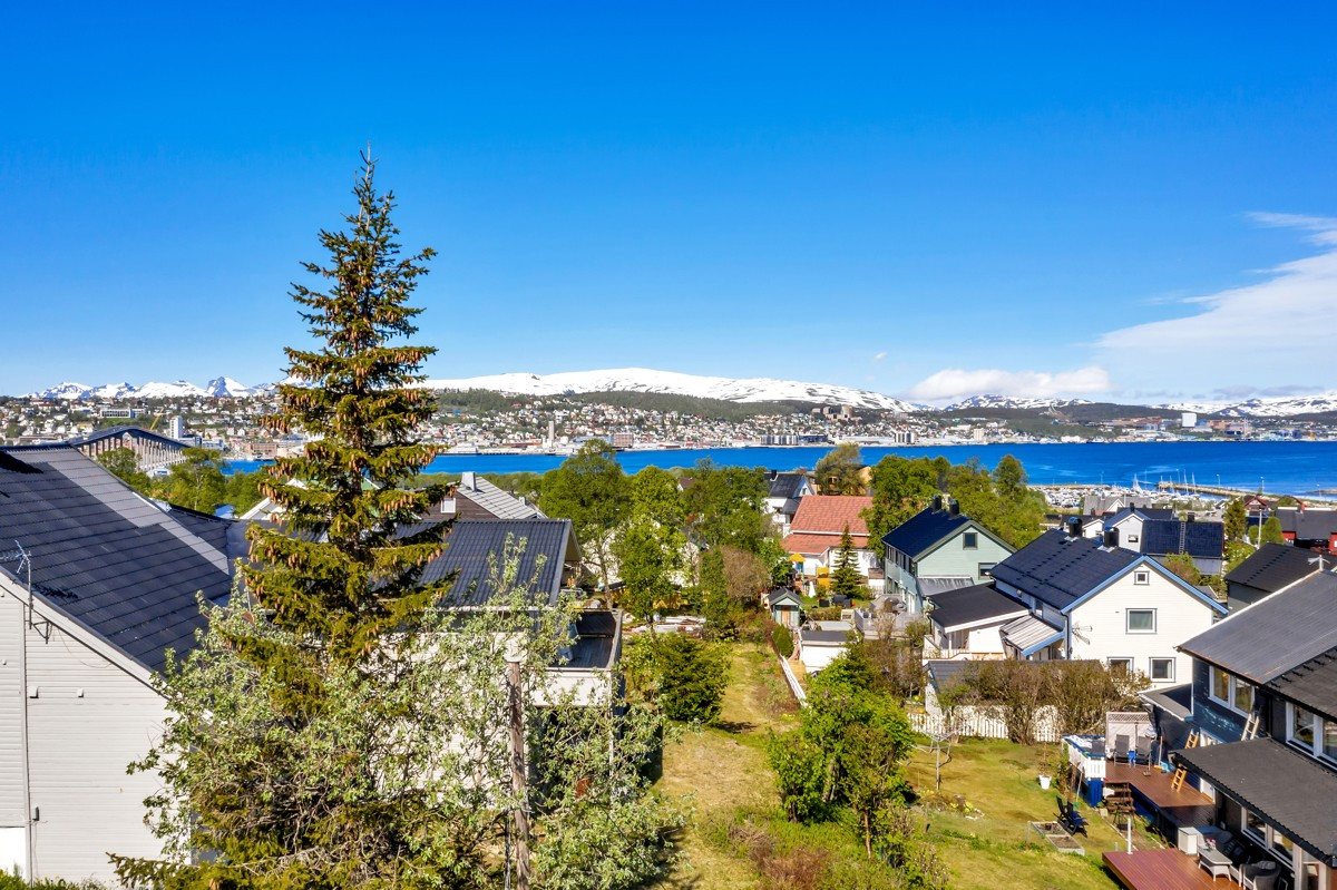 Fra eiendommen er det utsikt til Tromsøya og innseilingen til Tromsø