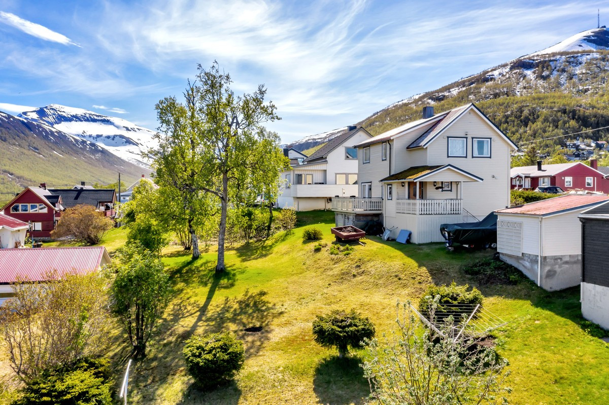 Fra Åsvegen 14 B har du flott utsikt mot Tromsdalstinden