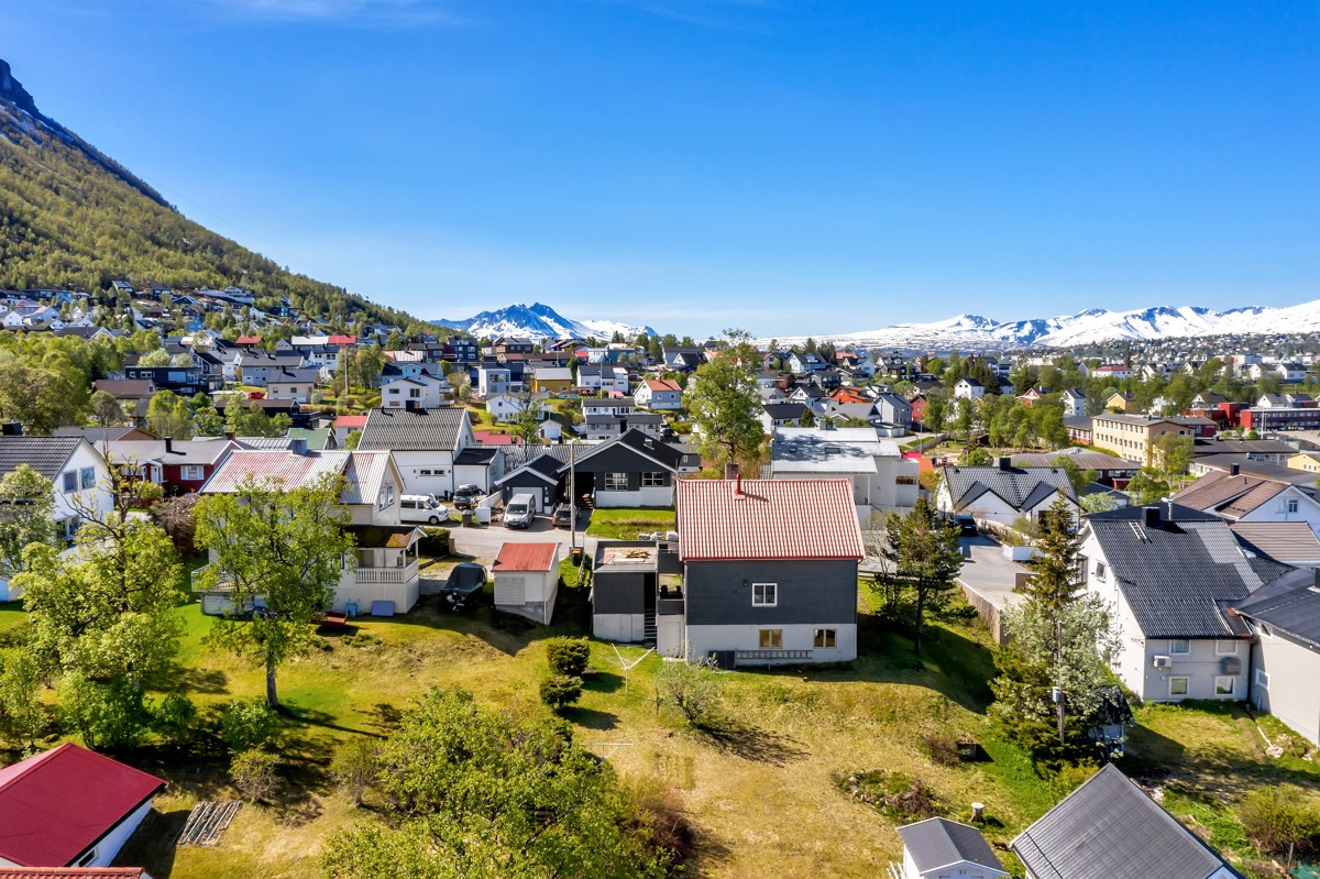 Eiendommen blir et sameie bestående av 3 seksjoner, hvor nåværende hus (i bildet) blir stående)