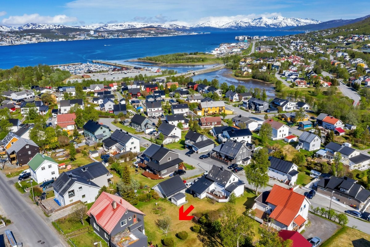Boligen ligger i et etablert og barnevennlig boligområde bestående av primært ene- og tomannsboliger