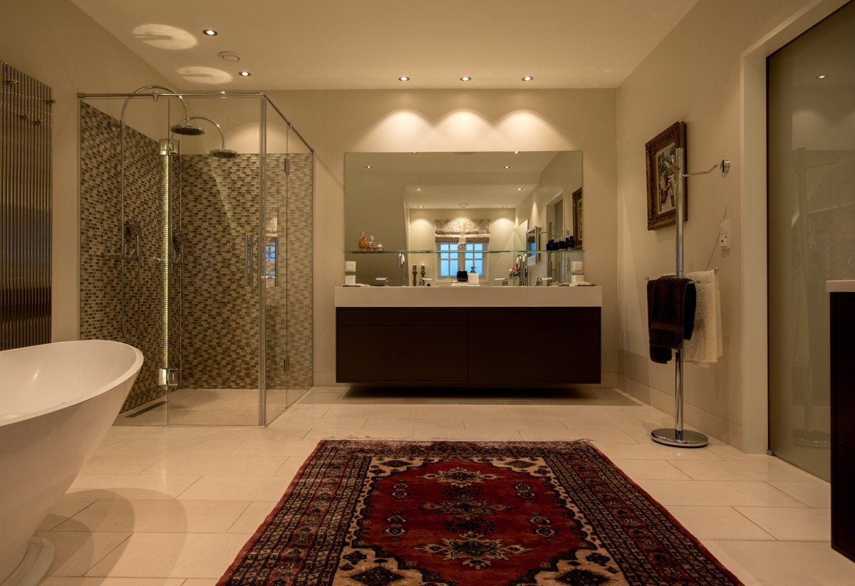 Hovedboligen har et stort og lekkert bad som ligger i tilknytning til hovedsoverom! Galleribilde