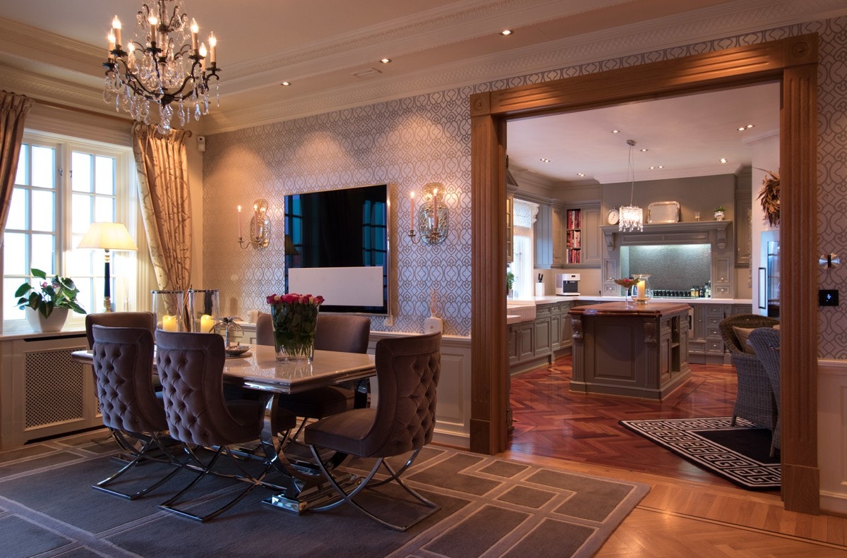 Spisestuen ligger i tilknytning til kjøkkenet, her er utgang til hage og bryggeanlegg! Galleribilde