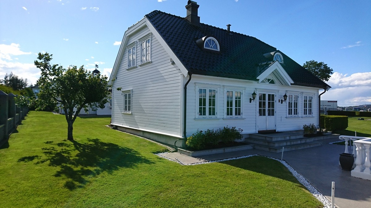 Lillehuset - ligger i vannkanten ved siden av hovedhuset! Galleribilde