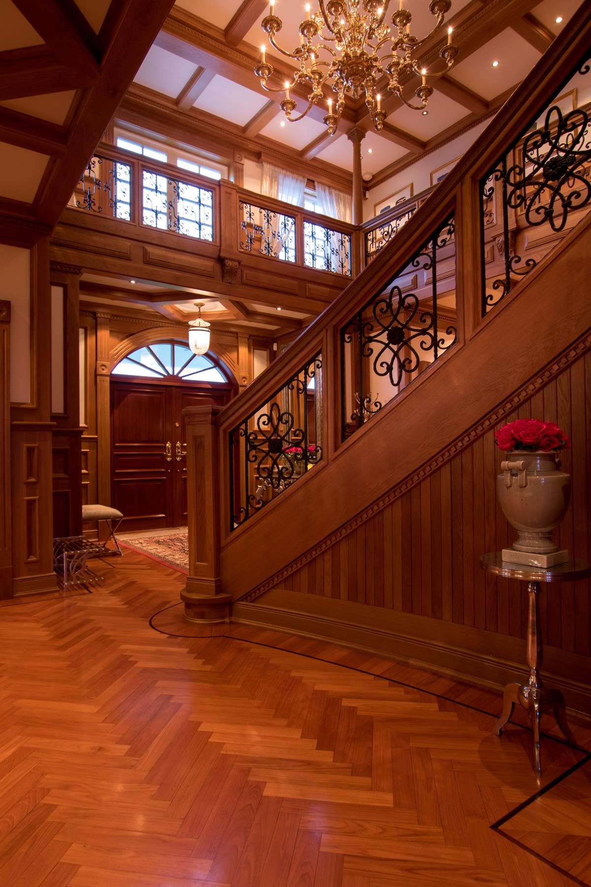 Mesanin med spektakulær og massiv 140 kilos lyskrone i messing! Galleribilde