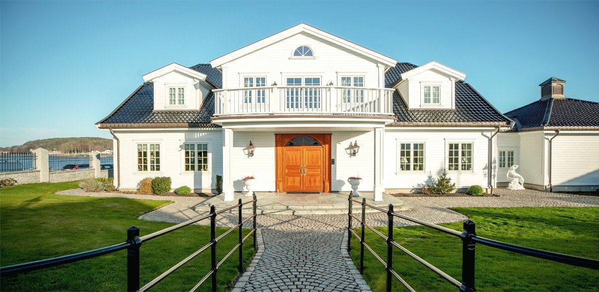 Fantastisk inngangsparti, brostein, smijern og en vakker, dobbelfløyet inngangsdør! Galleribilde