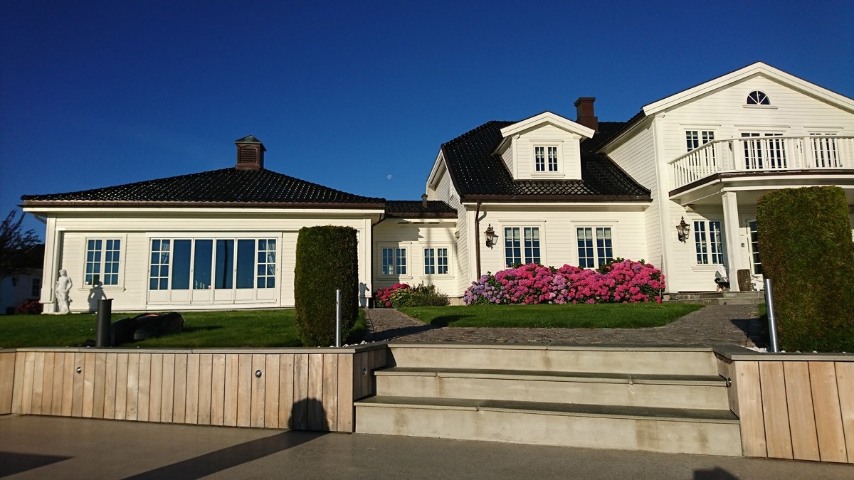 Trapp ned til sandstranden. Legg merke til den flotte Hortensia-hekken! Galleribilde