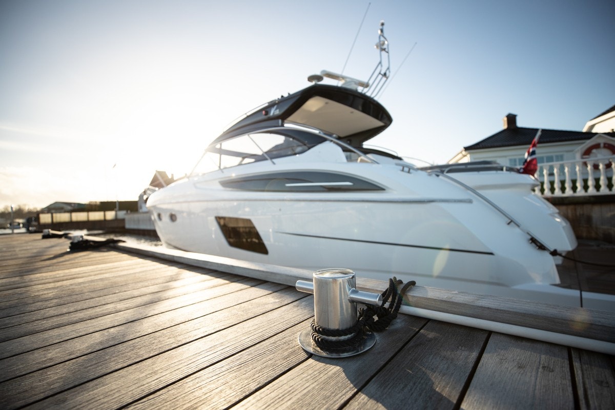 Bryggeanlegget er i teak utførelse - vakkert treverk i kombinasjon med slipt betong! Galleribilde