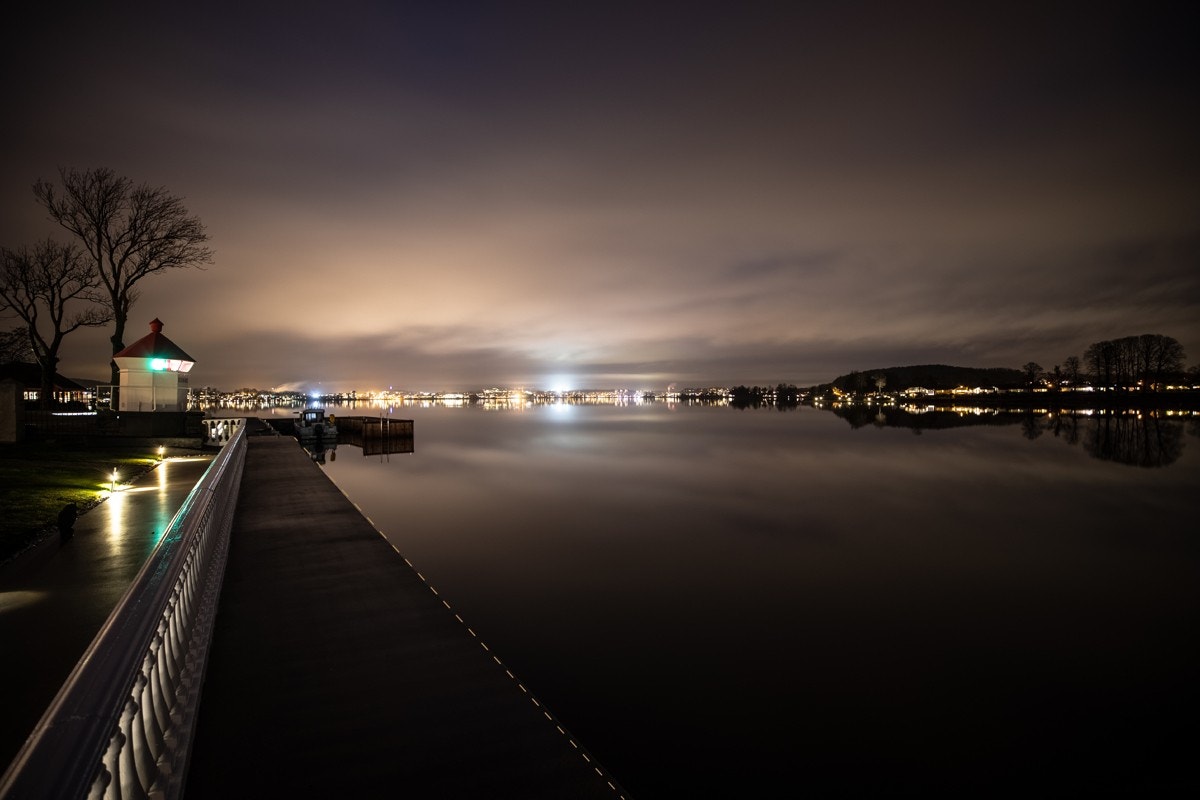 Tomten er fullstendig inngjerdet med granittmur og nydelig gjerde i smijern (ca. 135 meter)! Galleribilde