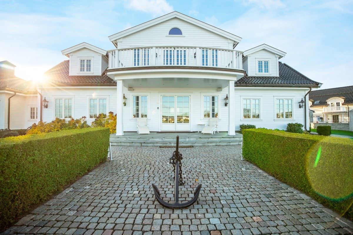 Deler av hovedhuset sett fra sjøsiden! Fantastisk fasade! Galleribilde