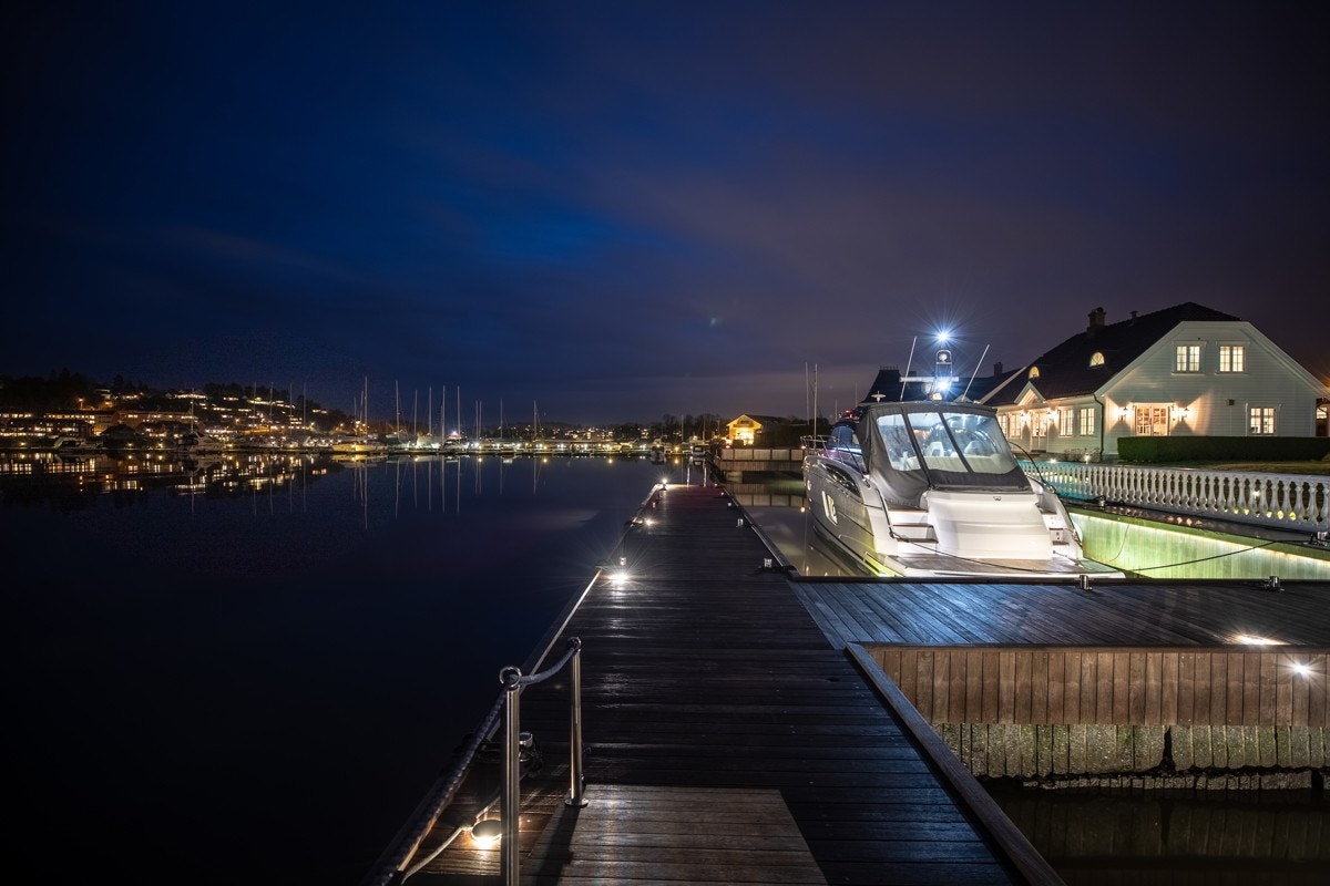 Det fantastiske bryggeanlegget må fremheves. Her er det plass til alt fra lagring av kajakker, fortøyning av fritidsbåter og plass til en 80 fots yacht longside ved dypvannsbryggen! Galleribilde