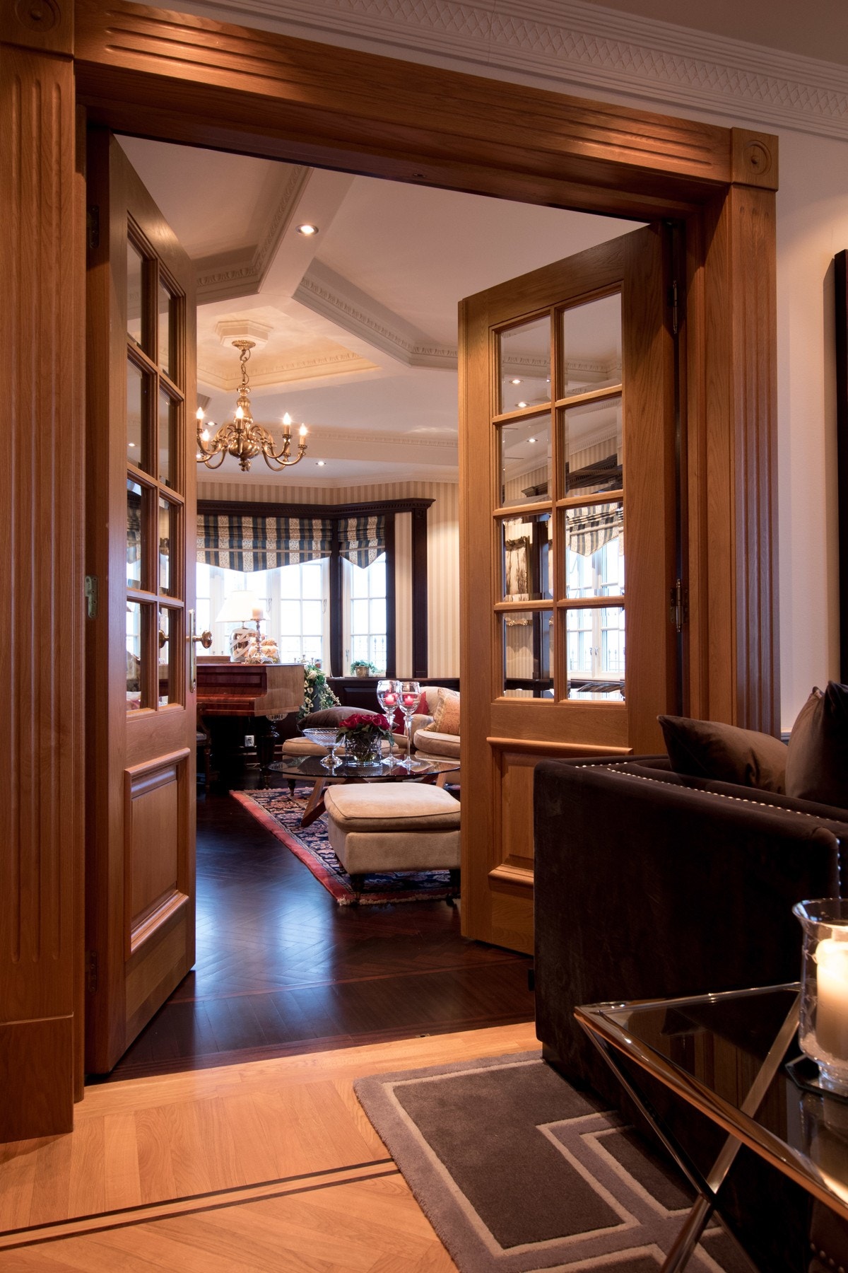 Massive doble dører i heltre eik fører oss til.... Galleribilde