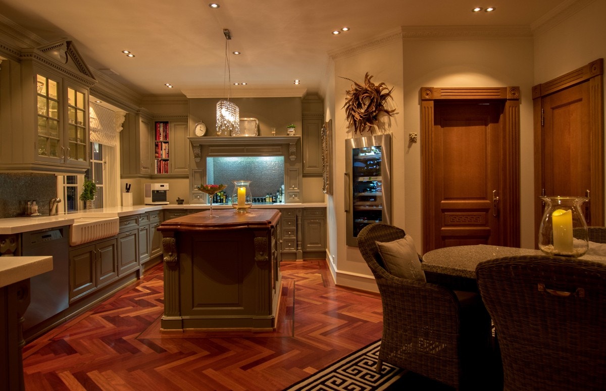 Kjøkkenet har peis, praktisk arbeidsøy og spiseplass! Galleribilde