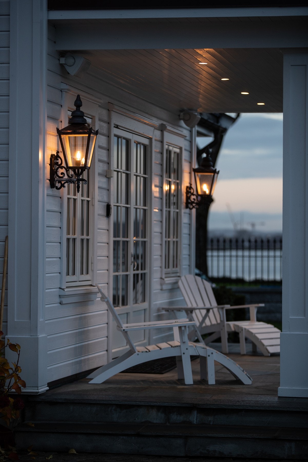 Sett deg ned og nyt morgenkaffen her, eller et deilig glass vin! Galleribilde