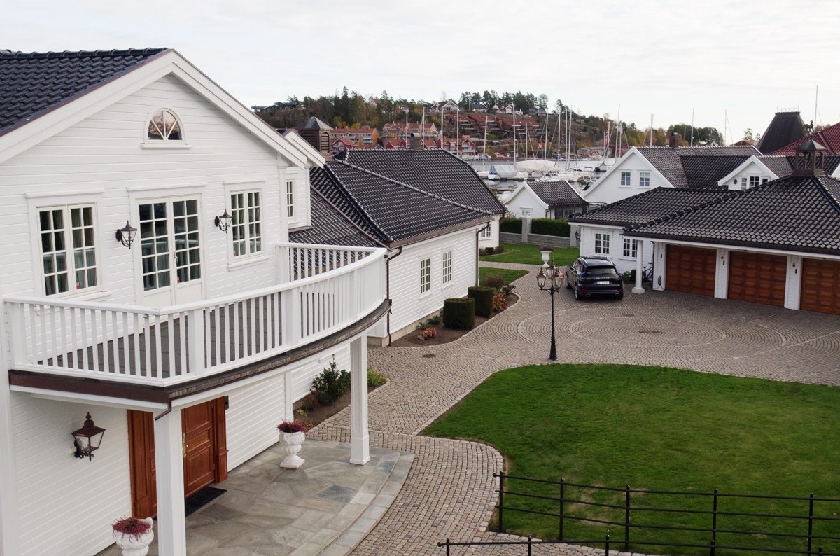 Trippel garasje med flislagt gulv, lysekrone med dempefunksjon, samt tre elektriske garasjedører! Galleribilde