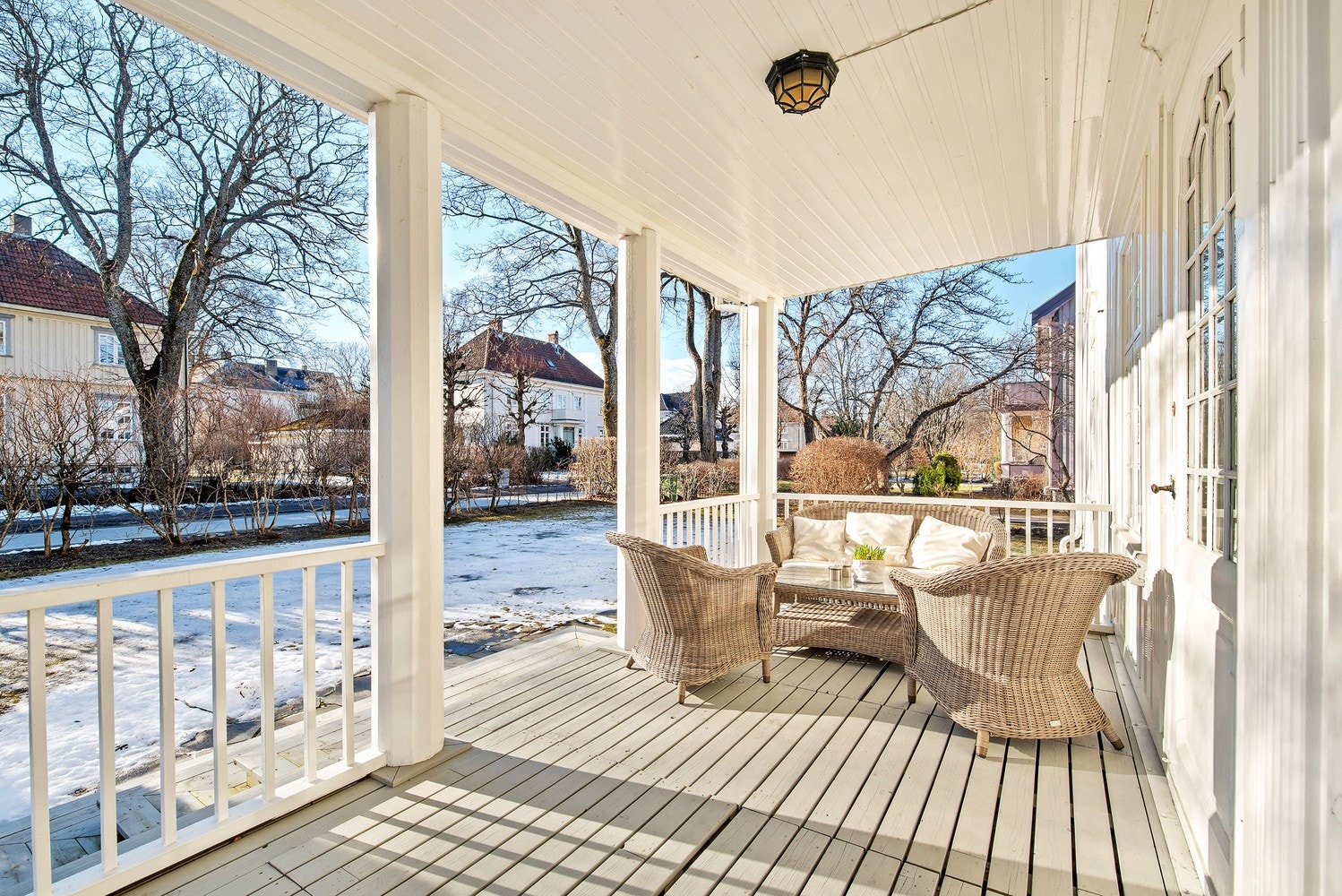 Romslig veranda med gode solforhold. Galleribilde