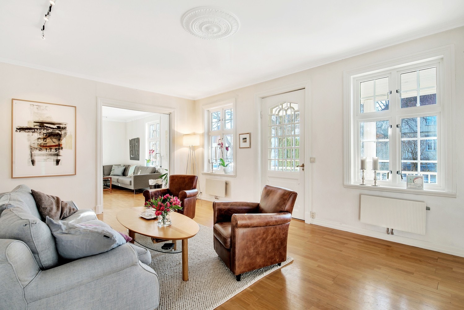 Koselig midtstue. Hele boligen har store og flotte vindusflater med lekre detaljer. Galleribilde