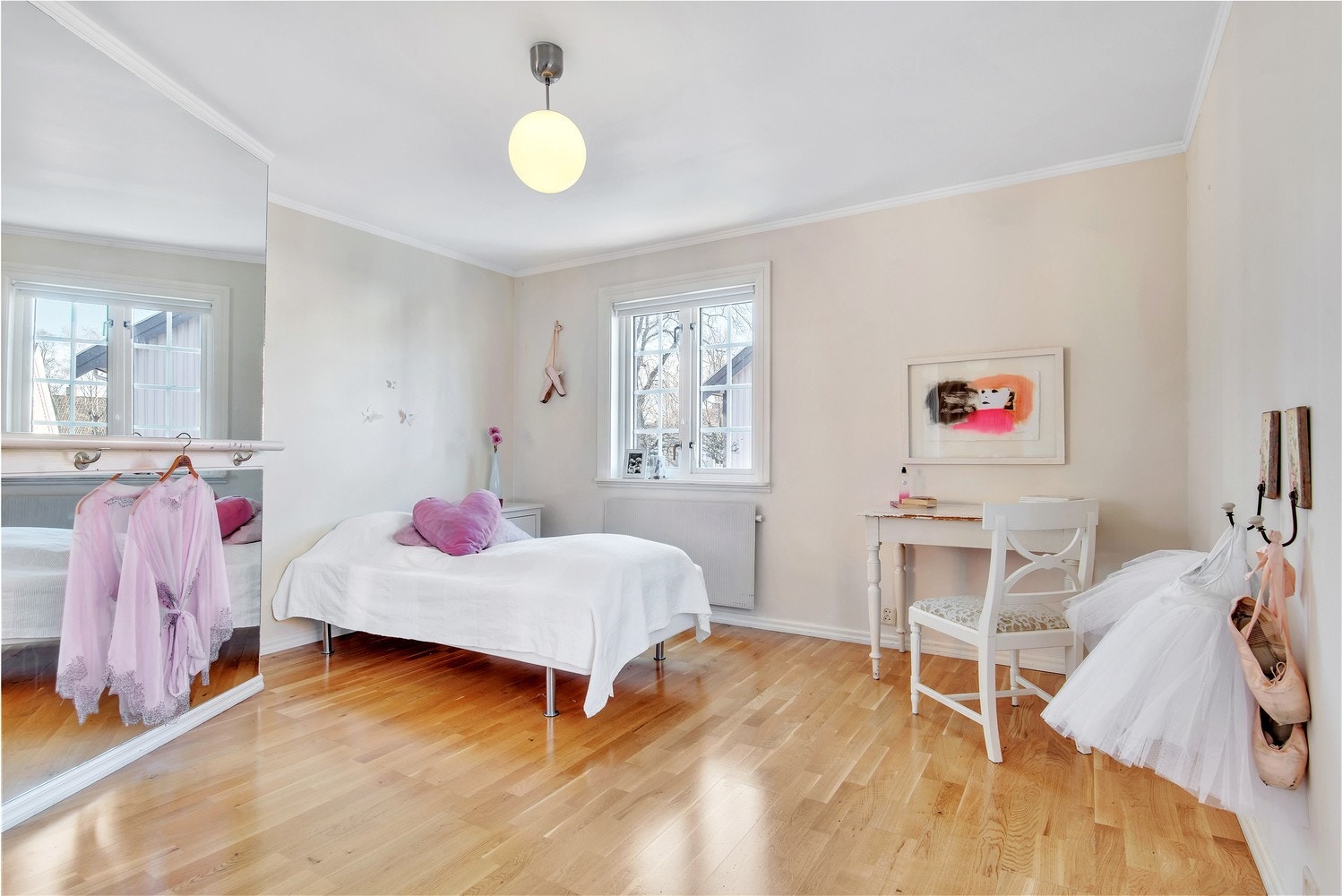 Soverom på 14 kvadratmeter. Parkett på gulv og radiator som varmekilde. Galleribilde