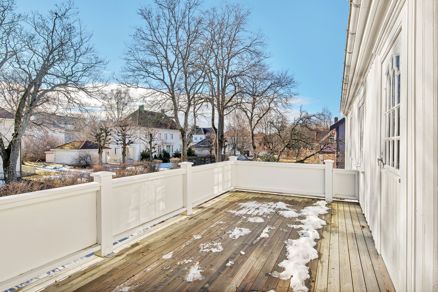 Usjenert balkong med utgang fra hovedsoverom. Gode solforhold. Galleribilde