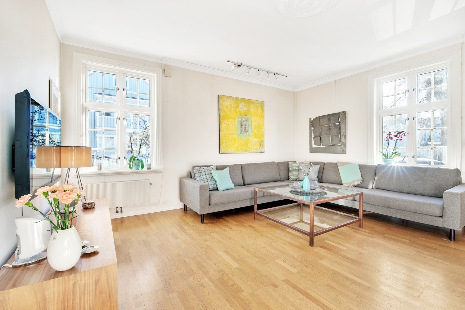 Store vindusflater gir mye innslipp av naturlig lys til stuen. Galleribilde