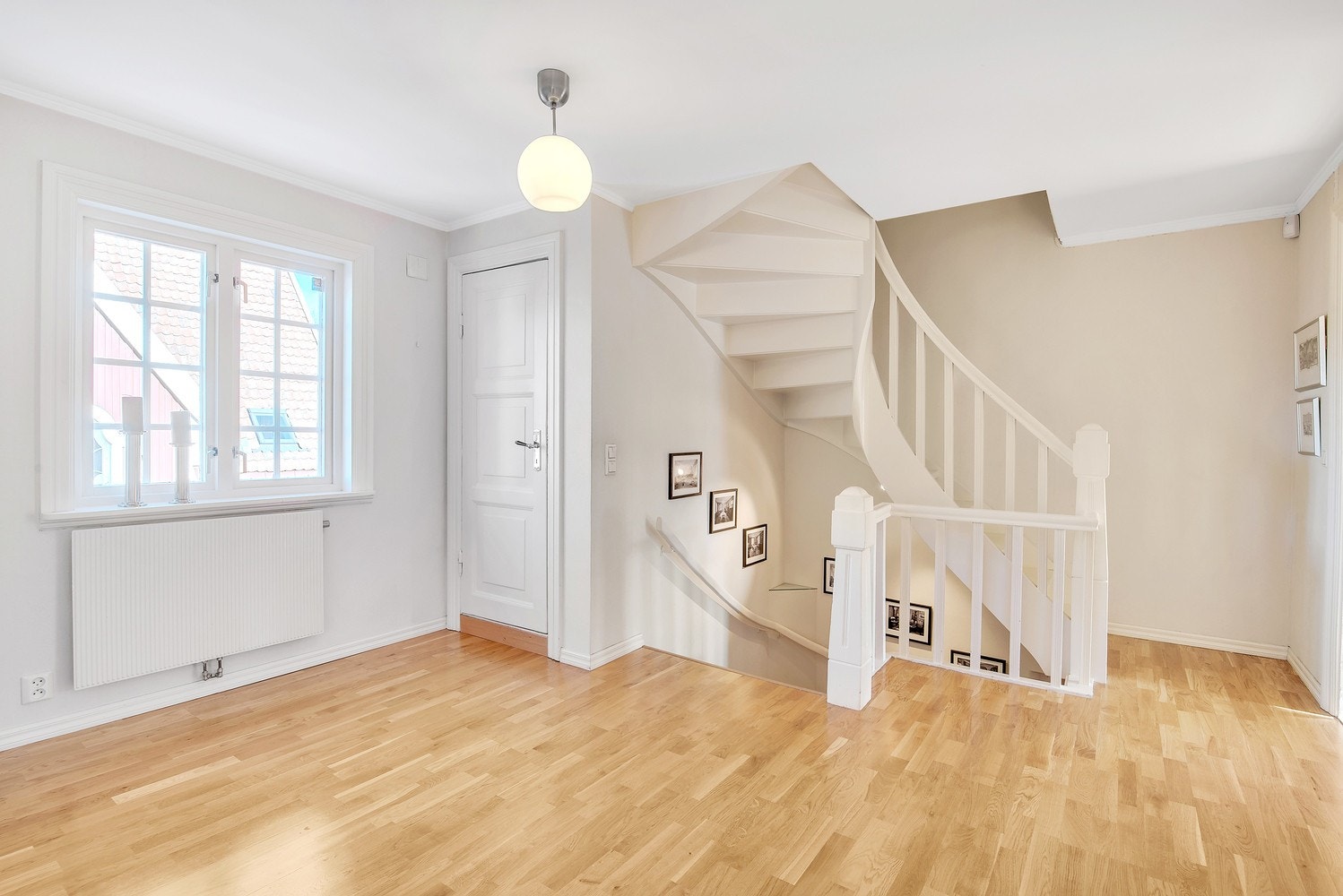 Hall i 2. etasje med inngang til 4 soverom. Ved trappeoppgang er det et lite bad med dusj, toalett og servant. Galleribilde