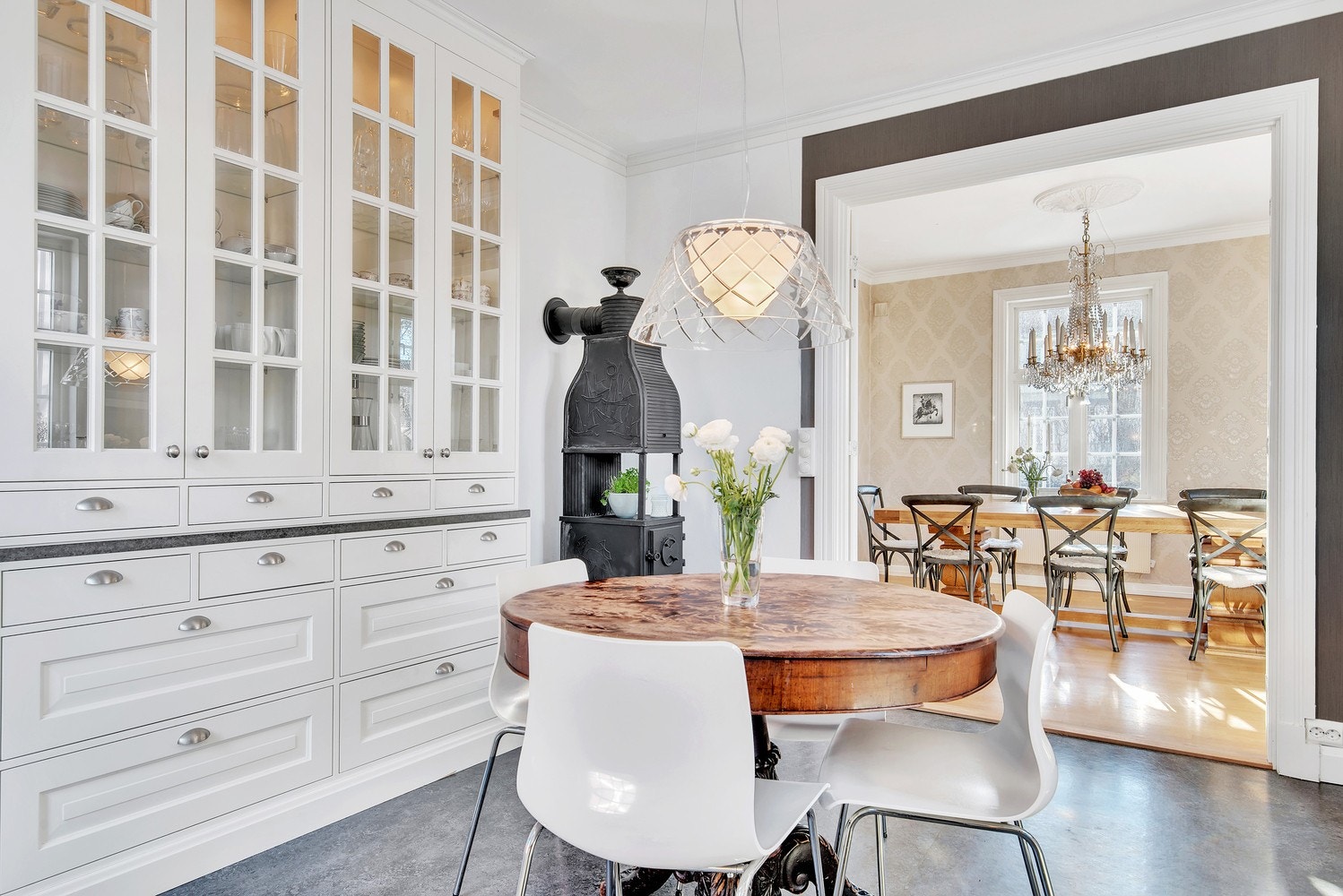 Kjøkkeninnredningen er i heltre og spesialdesignet med tanke på å ivareta en utforming som passer husets herskapelige preg, men også er i tråd med moderne stil og standard. Galleribilde