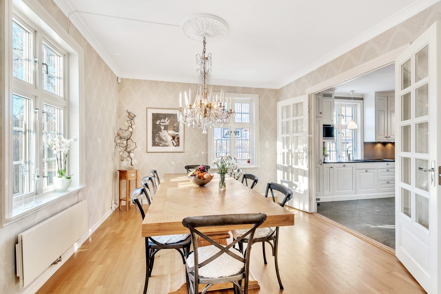 Flott og romslig kjøkken fra 2012 med integrert oppvaskmaskin, kjøleskap, stekeovn, platetopp og dampovn fra kvalitetsmerket Miele. Galleribilde