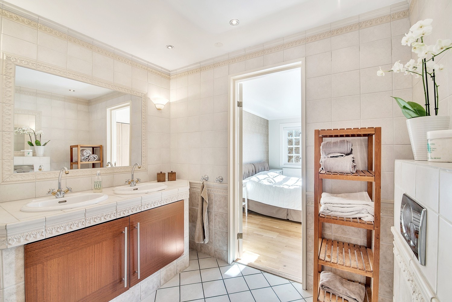 Badet har inngang fra hovedsoverommet. Galleribilde