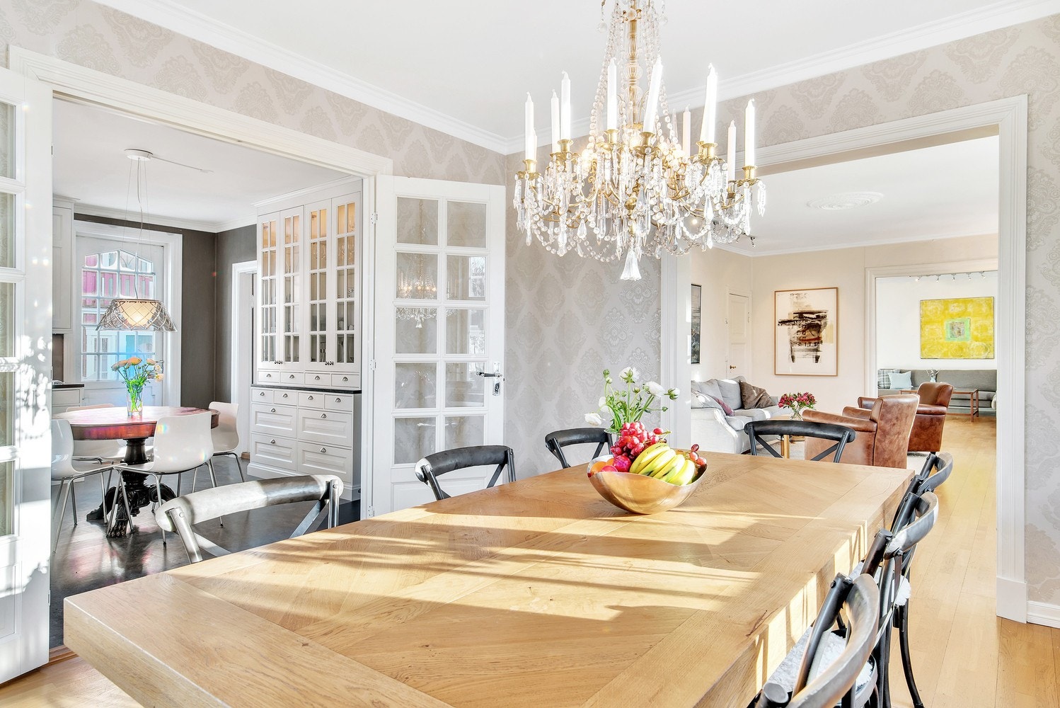 Fra kjøkkenet er det tofløyet glassdør inn til spisestuen. Galleribilde