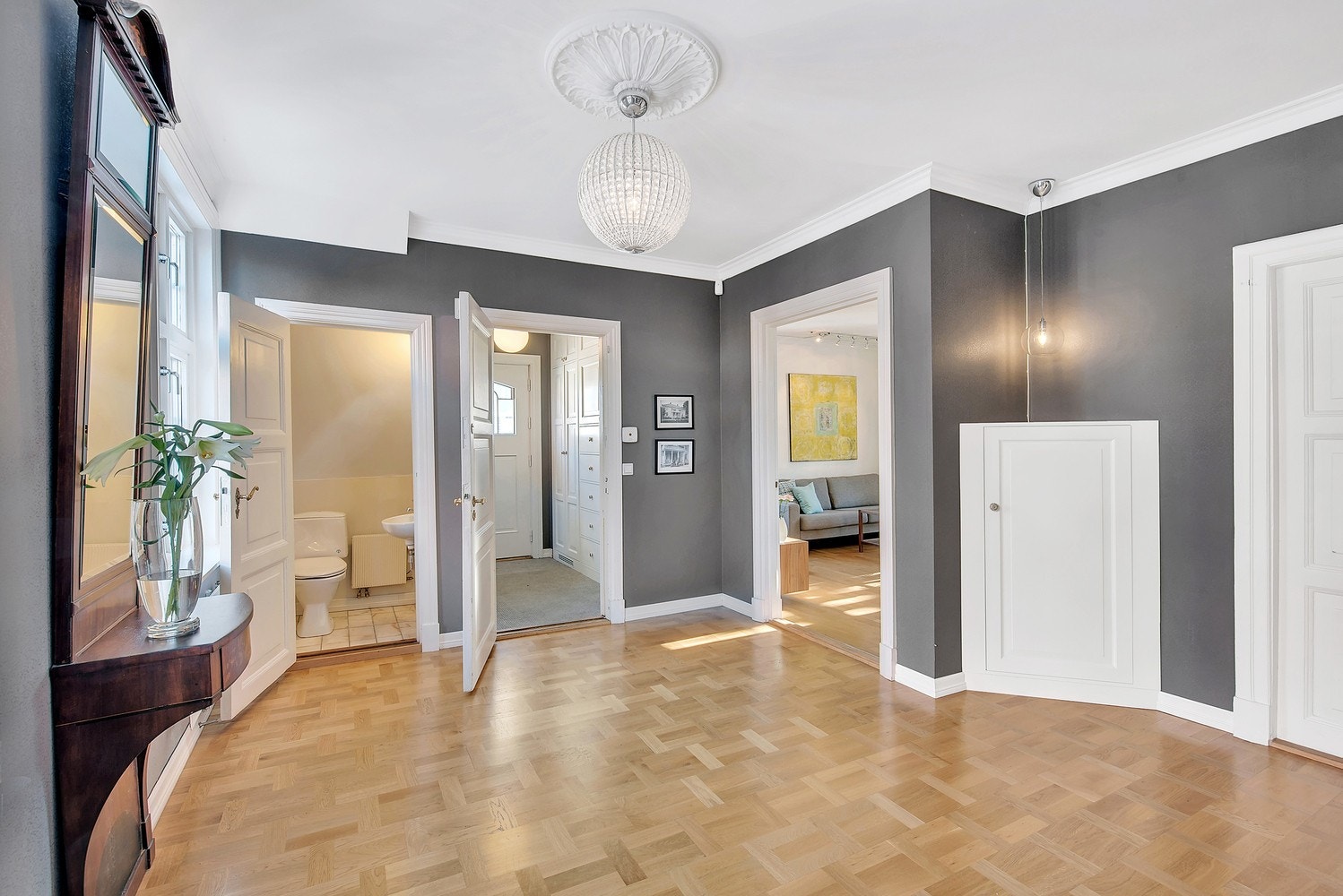 Hallen er hele 17 kvm stor. Praktisk med toalettrom ved inngangspartiet. Galleribilde