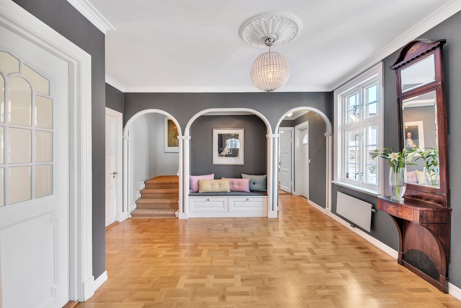 Fra entreèn kommer man inn i en flott hall med lekre detaljer. Galleribilde