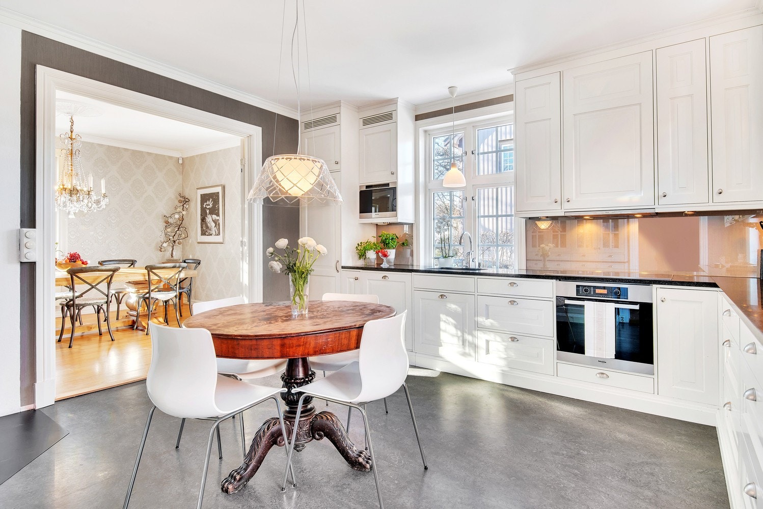 Flott og romslig kjøkken fra 2012 med integrerte hvitevarer som blant annet oppvaskmaskin, kjøleskap, stekeovn, platetopp og dampovn fra kvalitetsmerket Miele. Galleribilde