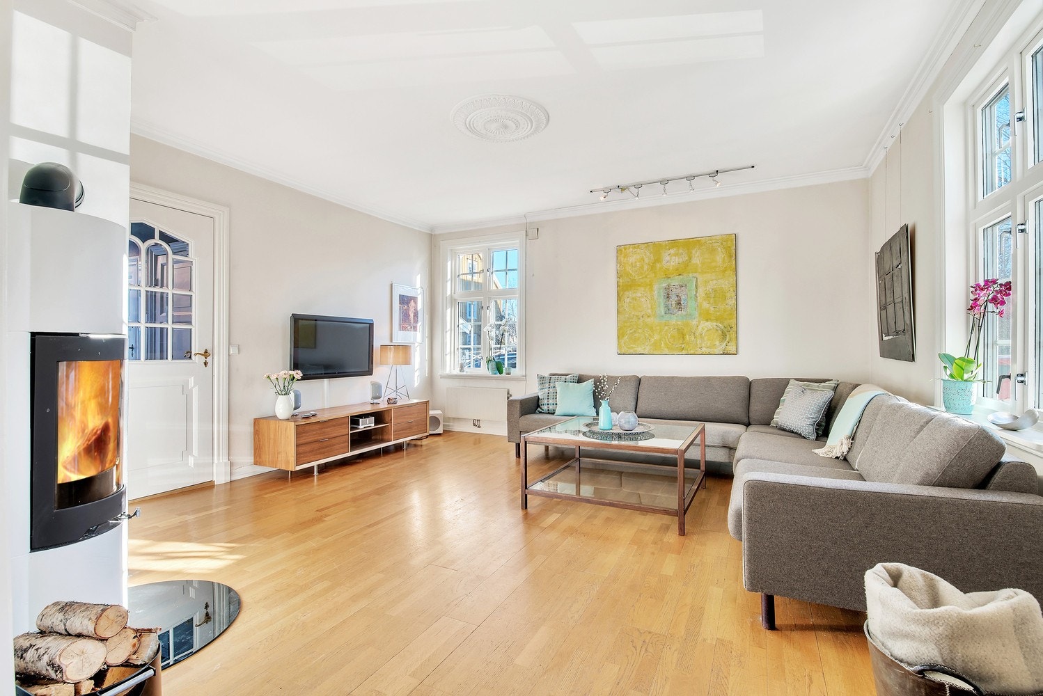 Stue i 1. etasje med god plass til romslig sittegruppe. Flott peis. Galleribilde