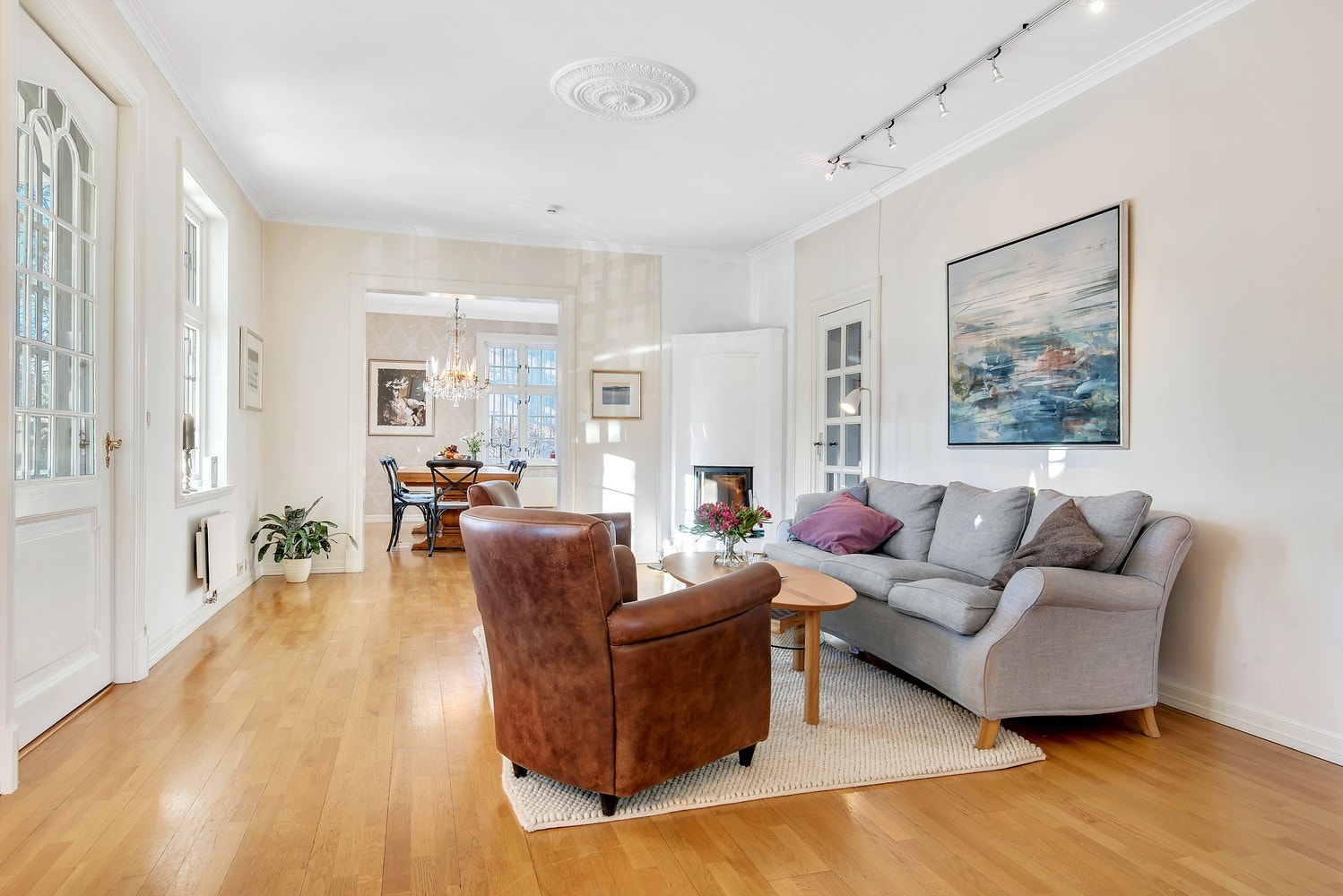 Peisen bidrar til lun og god atmosfære. Til venstre er det utgang til sørvest-vendt veranda. Galleribilde