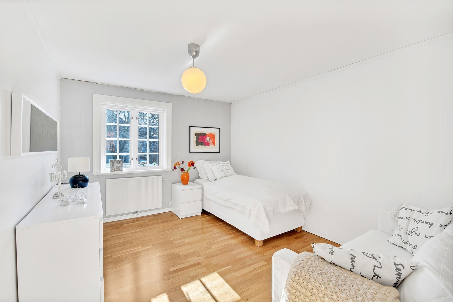 Lyst og pent soverom på 13 kvadratmeter. Parkett på gulv og radiator som varmekilde. Galleribilde